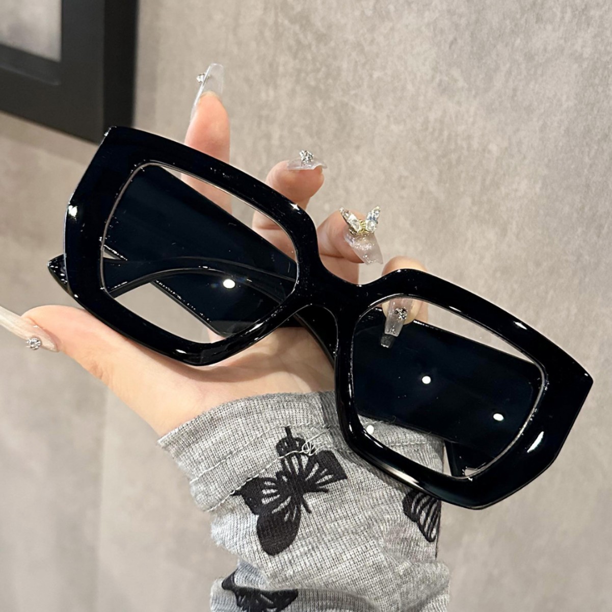 Street Fashion Photography - แว่นกันแดดทรงใหญ่พิเศษสำหรับผู้หญิง รุ่นใหม่ปี 2025 ขาแว่นหนาแบบโดดเด่น แฟชั่นอินเทอร์เน็ตสุดฮิตสำหรับถ่ายภาพสตรีทสไตล์เรียบง่าย