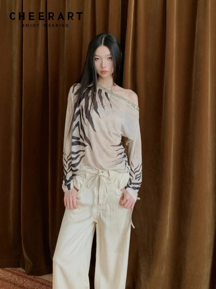 Street Fashion Fall 2025 - เสื้อเชียร์อาร์ต ลายม้าลาย แบบเปิดไหล่ แขนยาว ดีไซน์เนอร์ คอลเลคชั่นฤดูใบไม้ร่วง