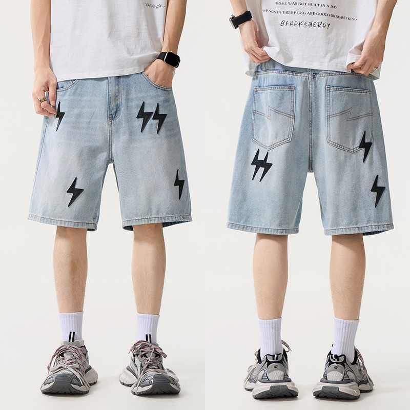 Street Fashion American - กางเกงขาสั้นเดนิมทรงหลวมสไตล์อเมริกันสำหรับผู้ชาย แต่งหนังลายสายฟ้า แฟชั่นฤดูร้อน ทรงตรงห้าส่วน