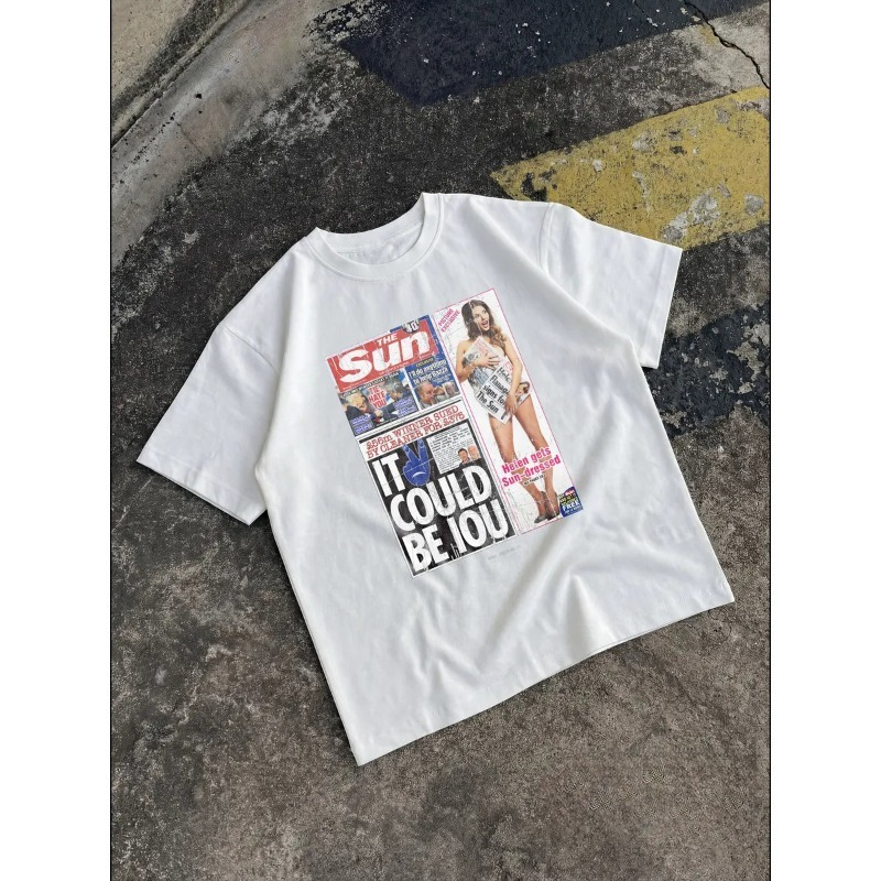 Street Fashion Magazines - เสื้อยืดวินเทจลายหนังสือพิมพ์สำหรับผู้หญิง พิมพ์ลายกราฟิกพร้อมสโลแกนจากนิตยสาร แขนสั้น ทรงหลวม สไตล์ฮิปฮอป สตรีท