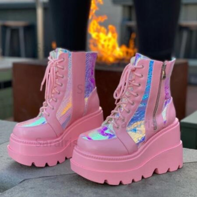 Street Fashion Punk - รองเท้าบูทข้อเท้าสีชมพูโฮโลแกรมสำหรับผู้หญิง แฟชั่นสไตล์โกธิค ส้นแบบลิ่ม มีเชือกผูก ซิปด้านข้าง รองเท้าบูทพังก์