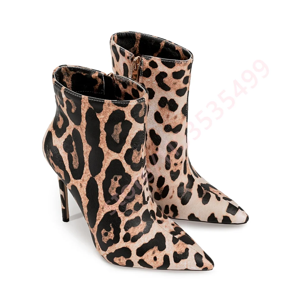 Street Fashion Fall 2025 - รองเท้าบูทส้นเข็มปลายแหลมลายเสือดาวแบบมีซิปสำหรับผู้หญิง ปี 2025 รองเท้าบูทสั้นเซ็กซี่สำหรับงานแฟชั่นโชว์ เหมาะสำหรับใส่ในฤดูใบไม้ร่วง แฟชั่นสตรีท