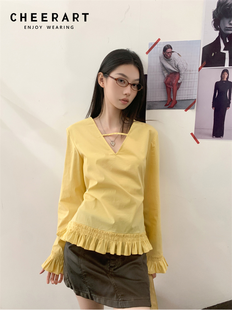 Street Fashion Fall 2025 - เสื้อเชิร์ตแฟชั่นผู้หญิงสีเหลือง แขนยาว แต่งระบาย แขนบาน คอวี รุ่น