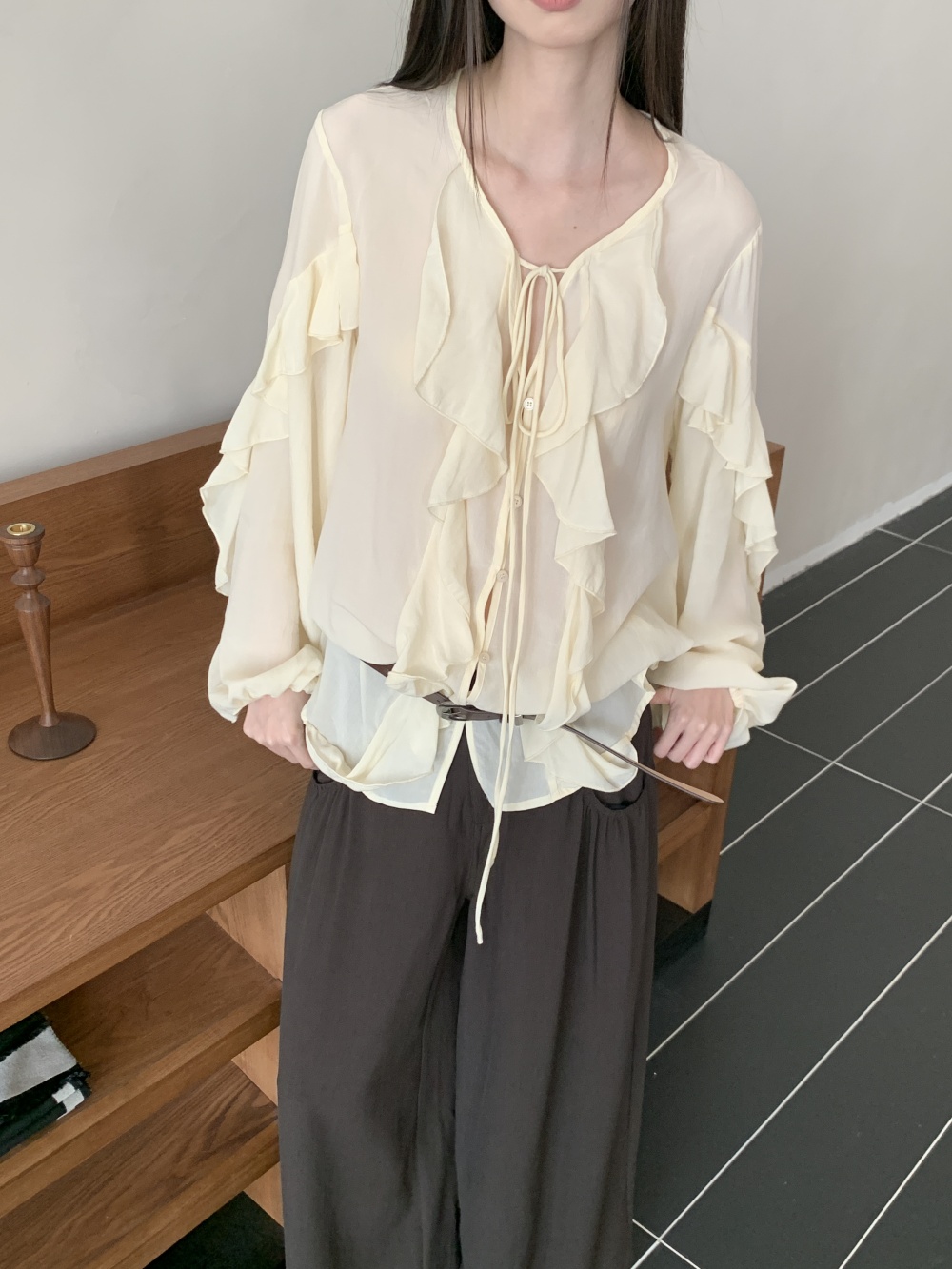 เสื้อเชิ้ตเชียร์อาร์ต คอวีผูกโ - Street Fashion Fall 2025 บทวิจารณ์และราคา