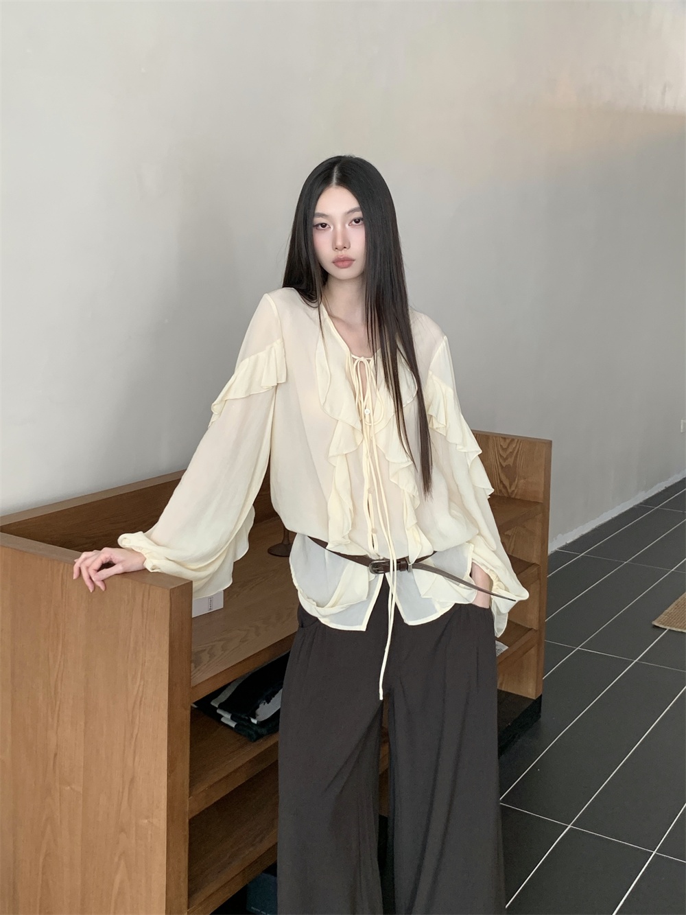 เสื้อเชิ้ตเชียร์อาร์ต คอวีผูกโ - Street Fashion Fall 2025 บทวิจารณ์และราคา