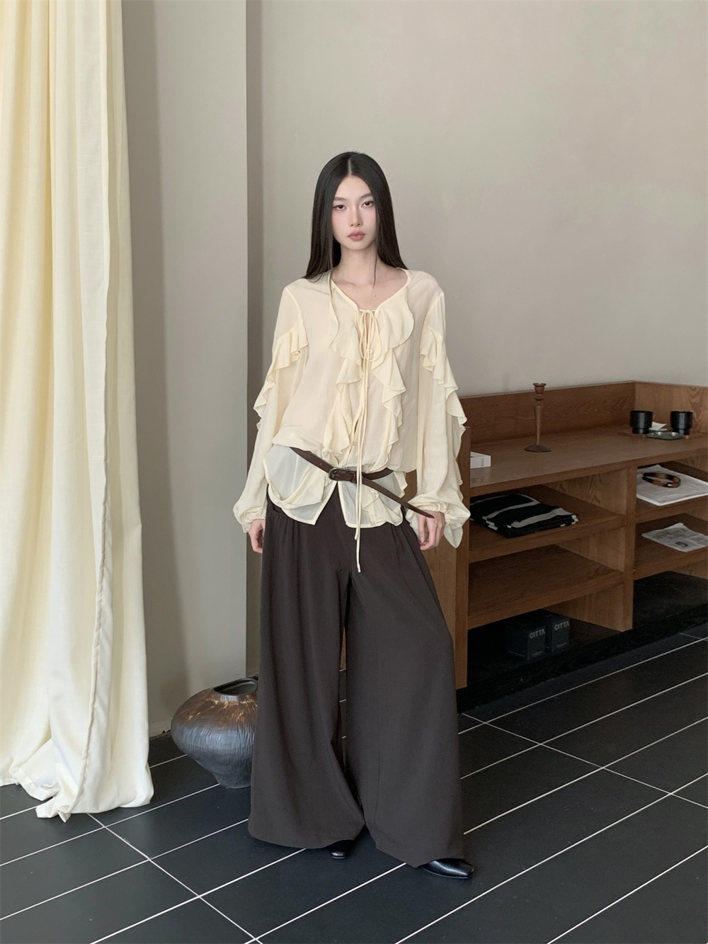 เสื้อเชิ้ตเชียร์อาร์ต คอวีผูกโ - Street Fashion Fall 2025 บทวิจารณ์และราคา