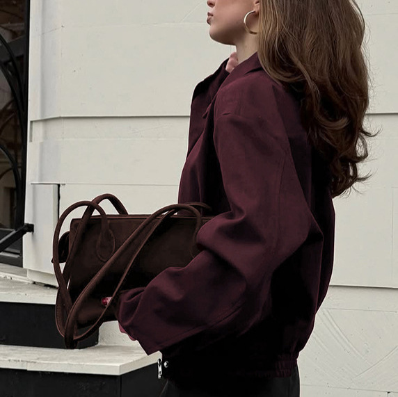 เสื้อแจ็คเก็ตหนังกลับทรงสลิมแฟ - Street Fashion Fall 2025 บทวิจารณ์และราคา