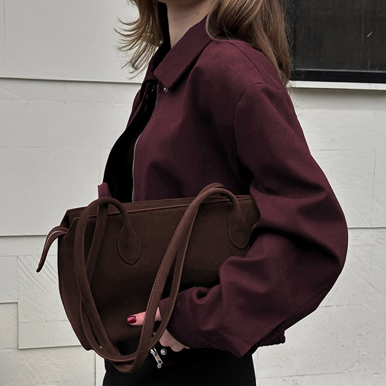 เสื้อแจ็คเก็ตหนังกลับทรงสลิมแฟ - Street Fashion Fall 2025 บทวิจารณ์และราคา